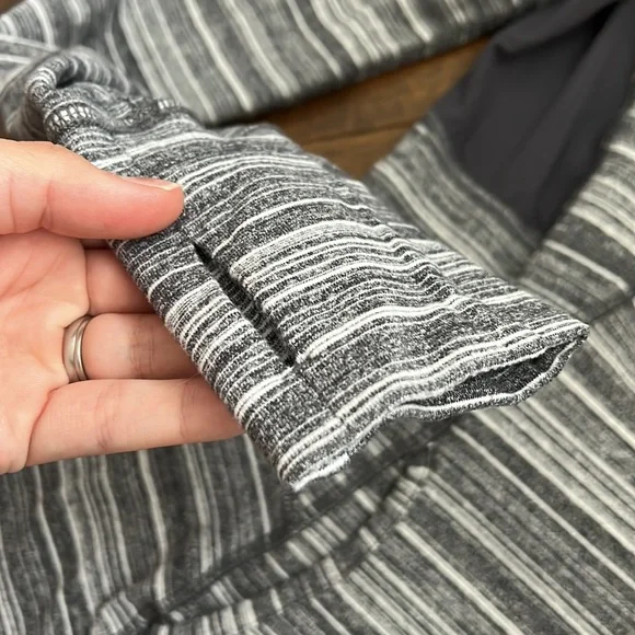 Lululemon 1/4 zip size 6 - Picture 4 of 11